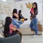 Modelo webcam trabajando desde estudio profesional en Cali, Valle. Trabajo para mujeres jóvenes sin experiencia como modelos webcam.