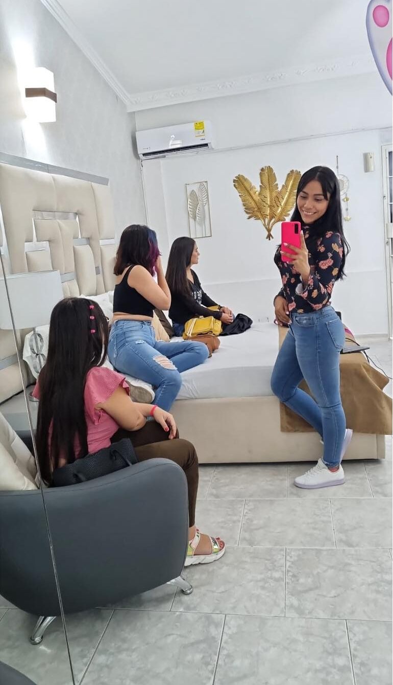 Trabajo como modelo webcam en Cali – Estudio seguro para mujeres3 Modelo webcam trabajando desde estudio profesional en Cali, Valle. Trabajo para mujeres jóvenes sin experiencia como modelos webcam.