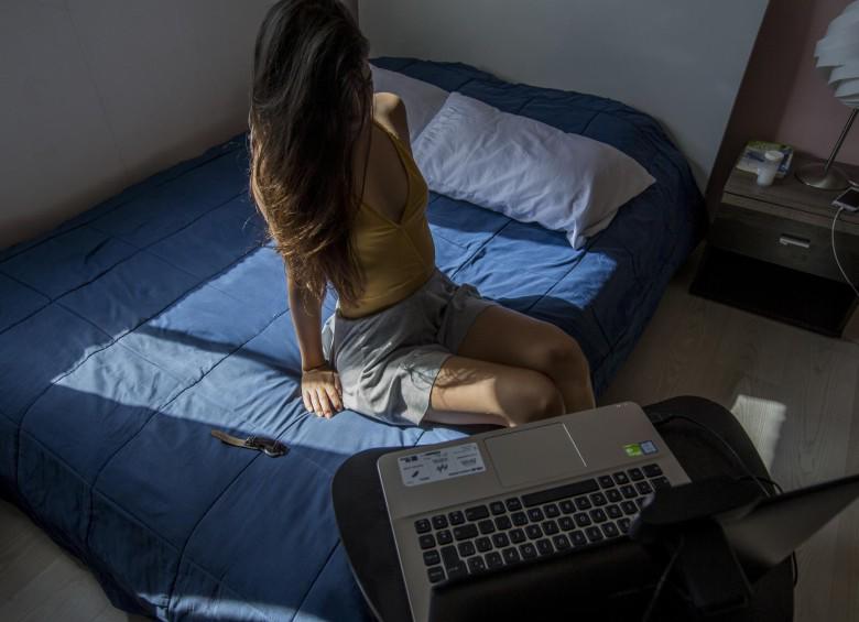 Modelo webcam trabajando desde estudio profesional en Cali, Valle. Trabajo para mujeres jóvenes sin experiencia como modelos webcam.