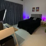 Modelo webcam trabajando desde estudio profesional en Cali, Valle. Trabajo para mujeres jóvenes sin experiencia como modelos webcam.